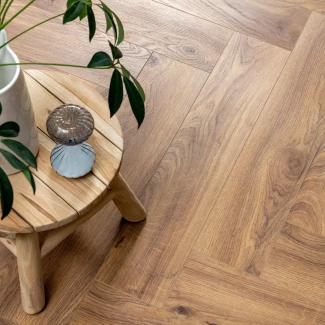 Aberdeen Natural Oak Laminate 8mm Herringbone