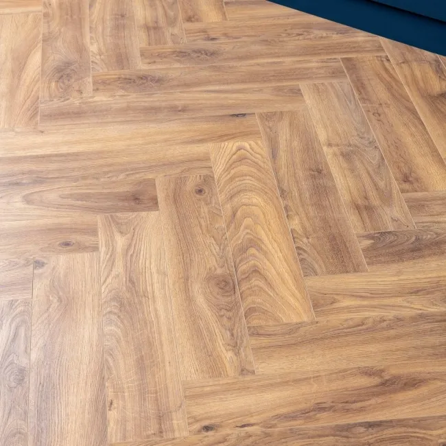 Aberdeen Natural Oak Laminate 8mm Herringbone
