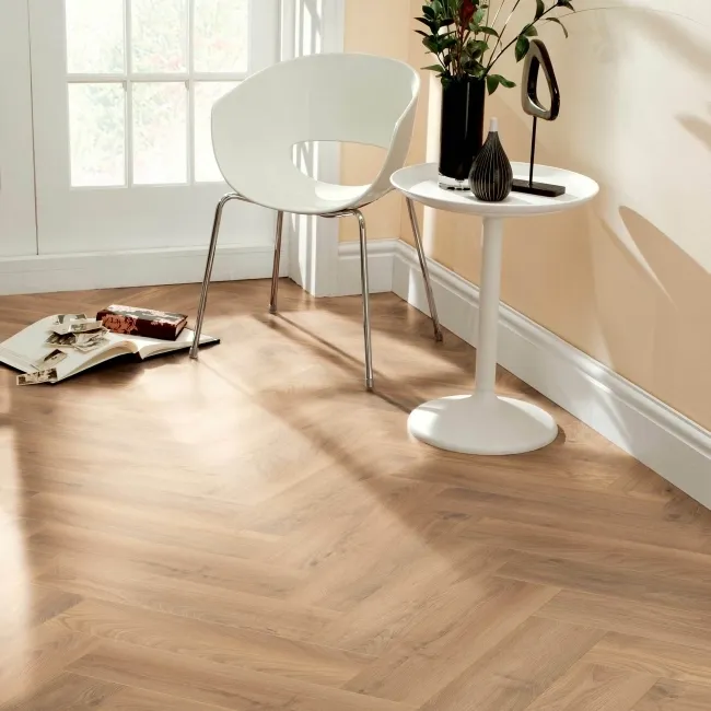 Aberdeen Light Oak Laminate 8mm Herringbone