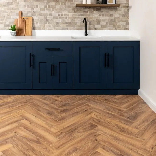 Aberdeen Natural Oak Laminate 8mm Herringbone