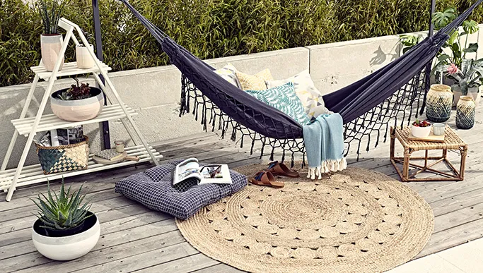 Cosy-garden-featuring-outdoor-hammock