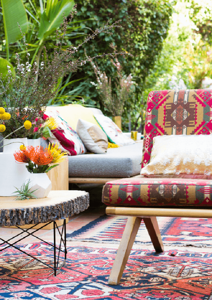 Outdoor-space-with-layered-textiles