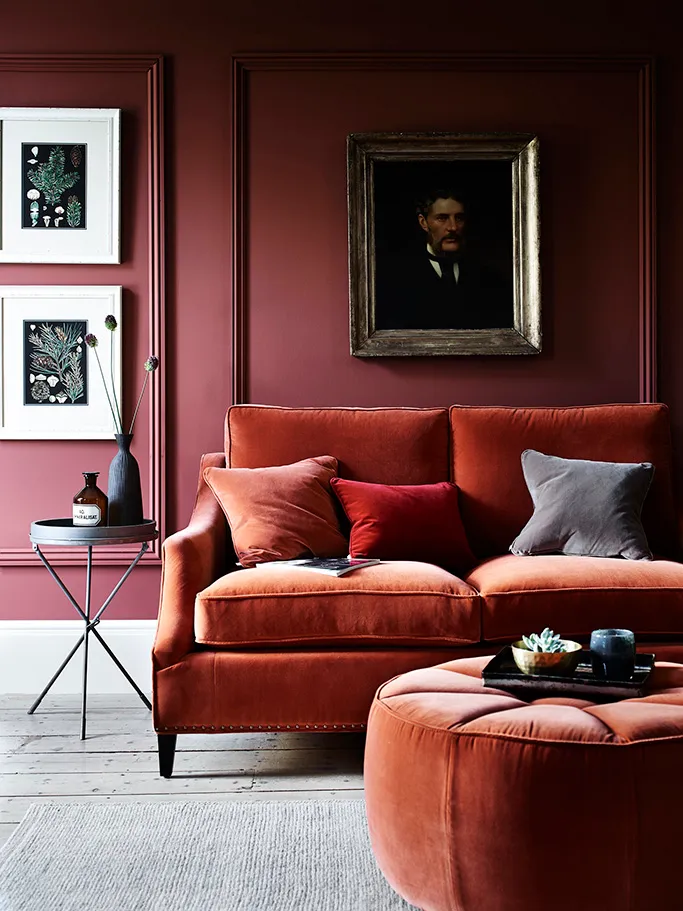 velvet-sofa-in-berry-room