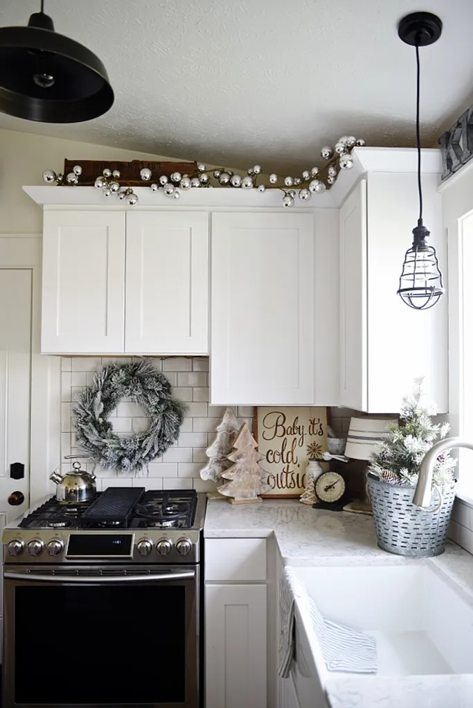 white-kitchen-christmas