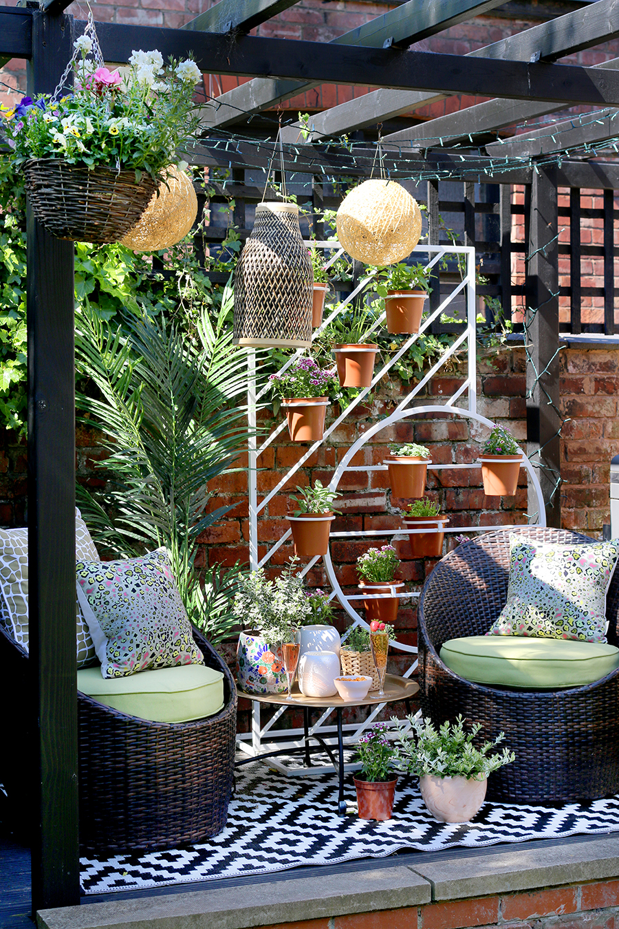 Pergola with garden furniture Swoon Worthy