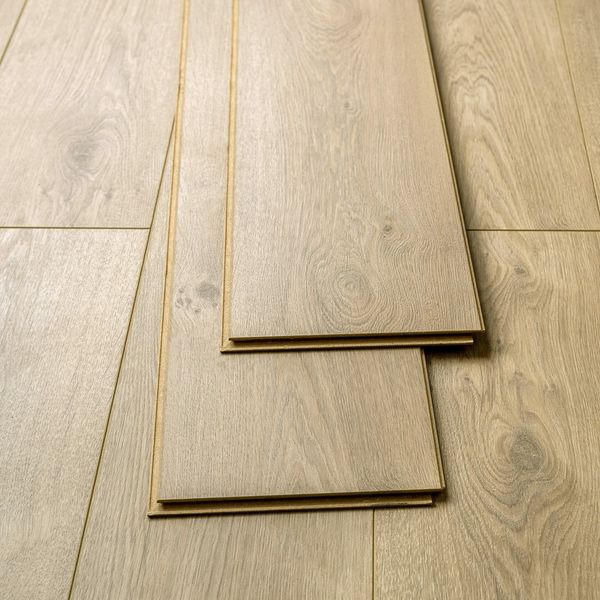 Essential Vitality Moraine Natural Oak Laminate Flooring 8mm